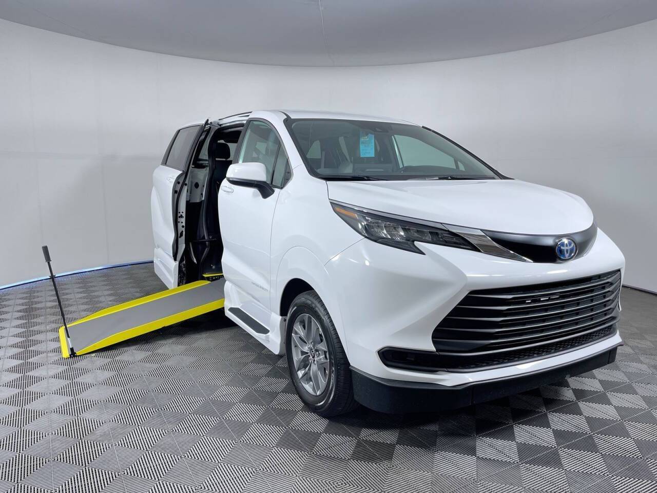 2025 Toyota Sienna LE — Minivan — 5 mi — Phoenix, AZ