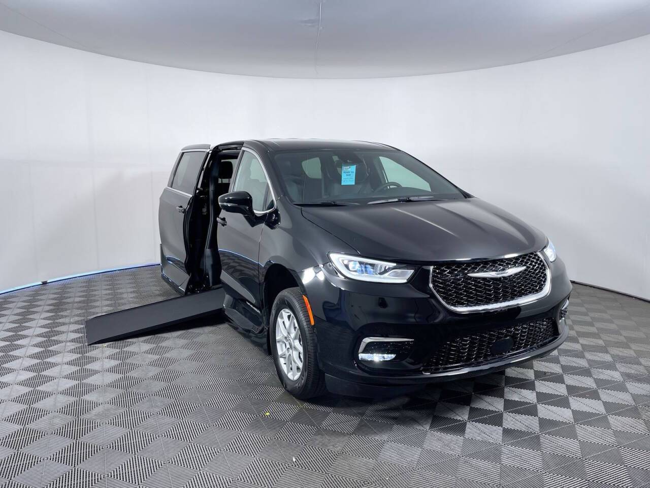2025 Chrysler Pacifica Select — Minivan — 5 mi — Phoenix, AZ