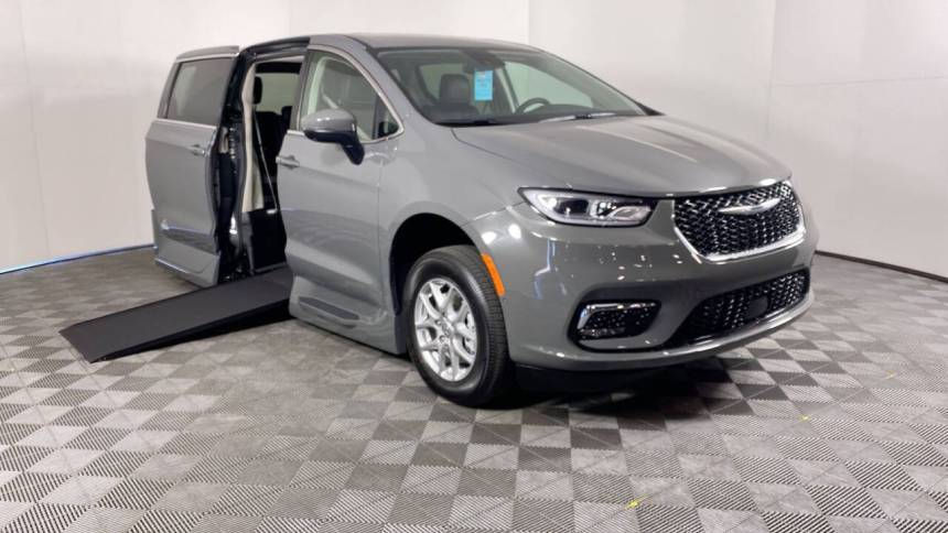 2023 Chrysler Pacifica Touring L — Minivan — 4,654 mi — Phoenix, AZ