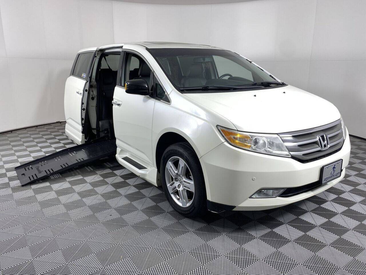 2013 Honda Odyssey Touring — Minivan — 61,425 mi — Phoenix, AZ