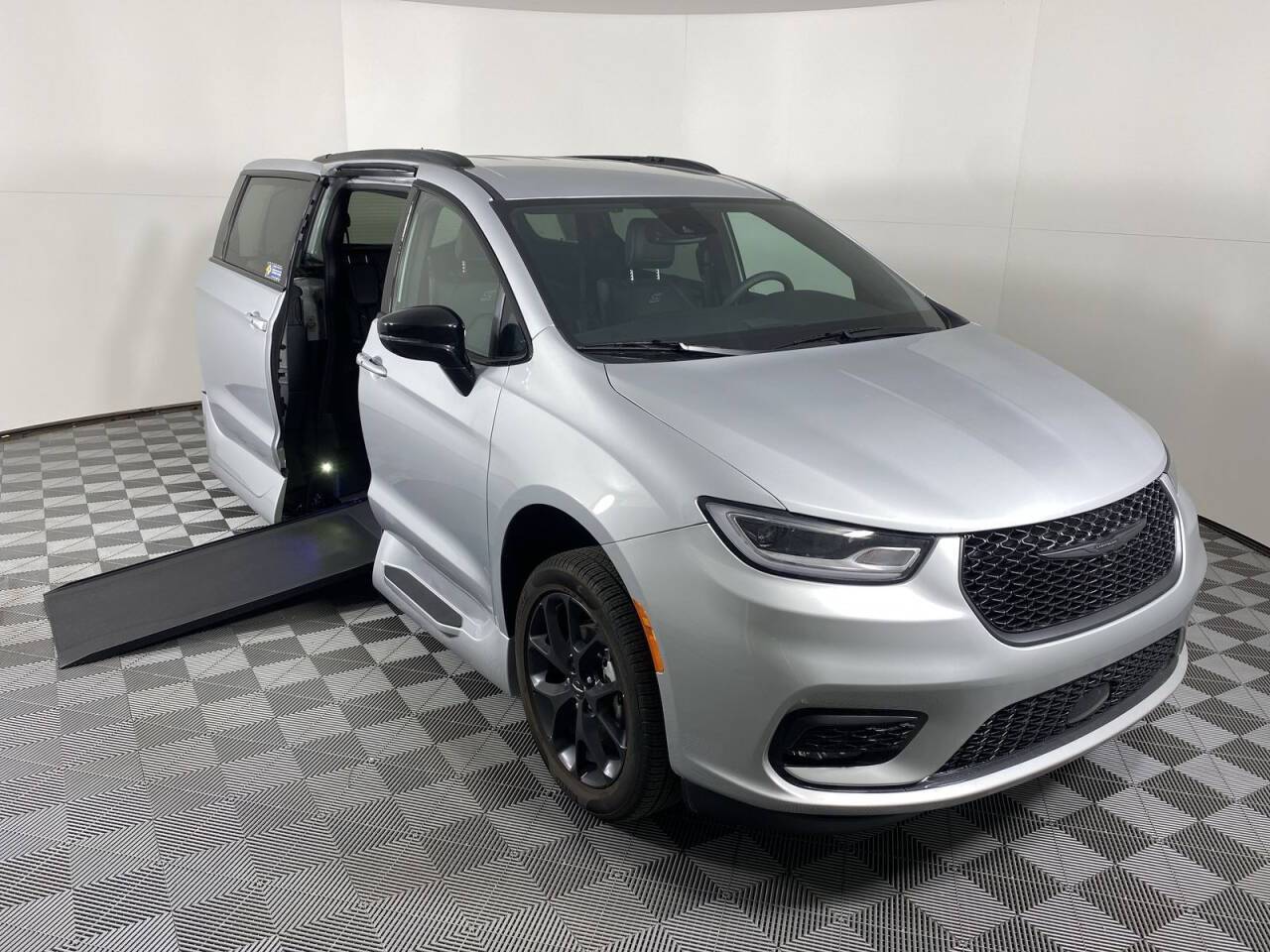 2024 Chrysler Pacifica Touring L — Minivan — 2,506 mi — Phoenix, AZ