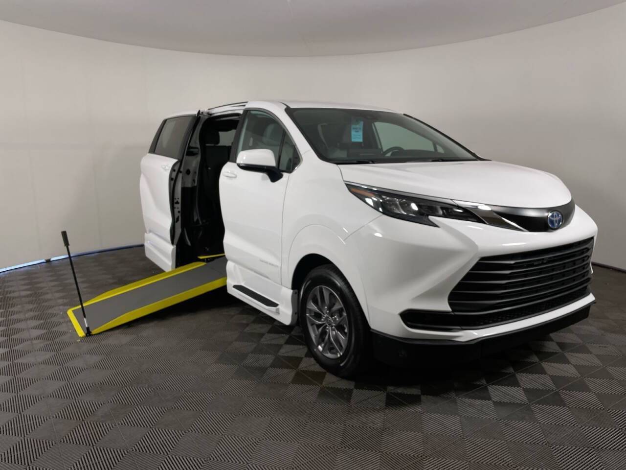 2025 Toyota Sienna LE — Minivan — 5 mi — Phoenix, AZ