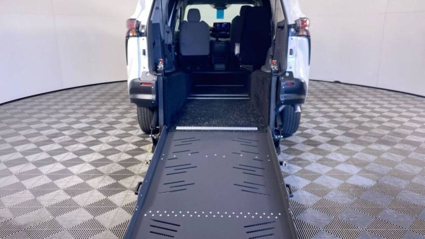 2023 Toyota Sienna LE — Minivan — 25,430 mi — Phoenix, AZ