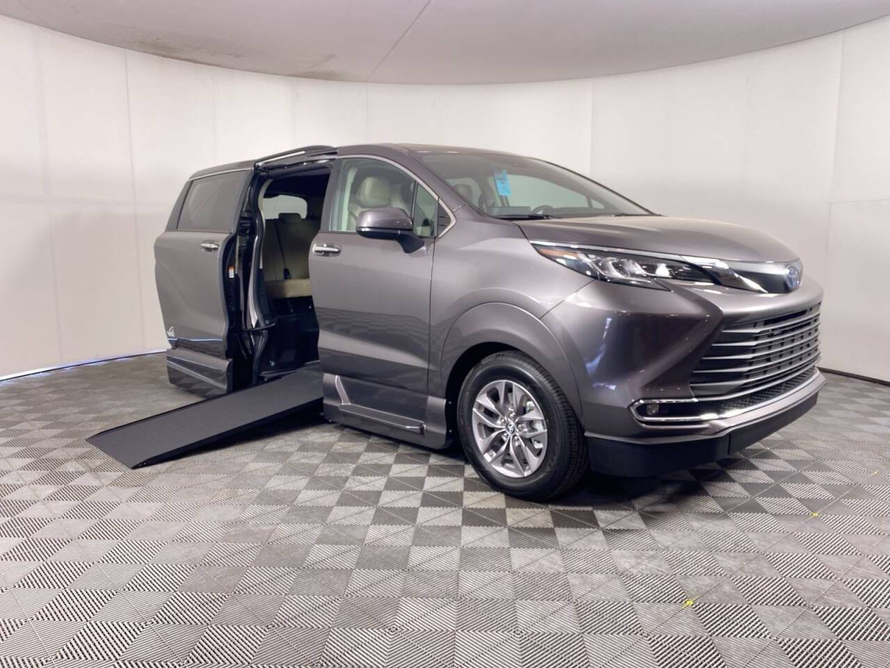 2023 Toyota Sienna XLE — Minivan — 50 mi — Phoenix, AZ