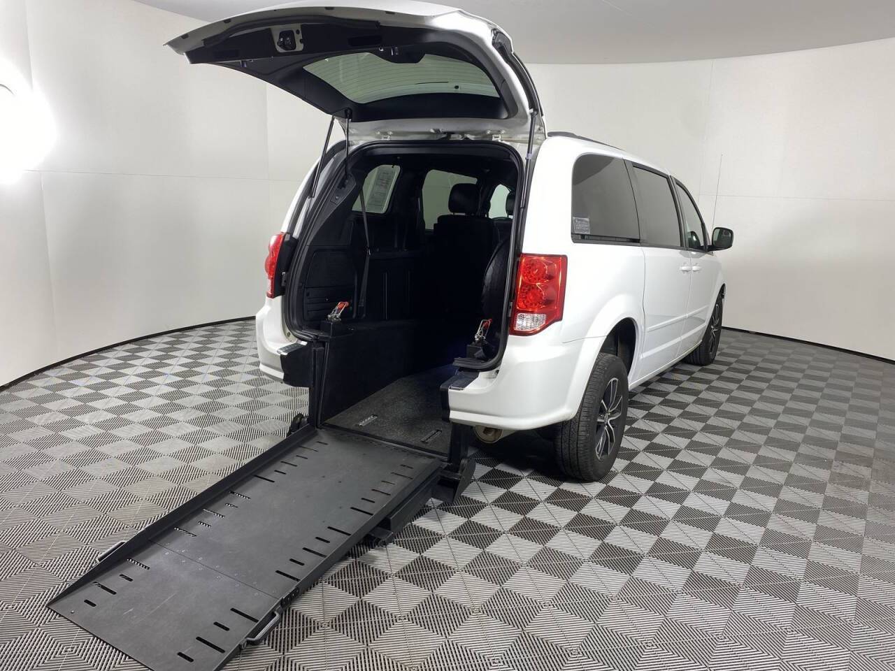 2017 Dodge Grand Caravan GT — Minivan — 89,623 mi — Phoenix, AZ