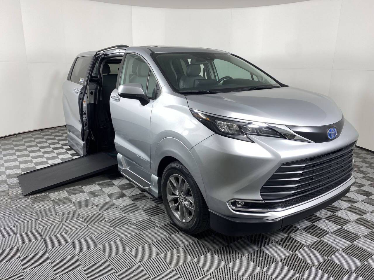 2024 Toyota Sienna XLE — Minivan — 4,971 mi — Phoenix, AZ