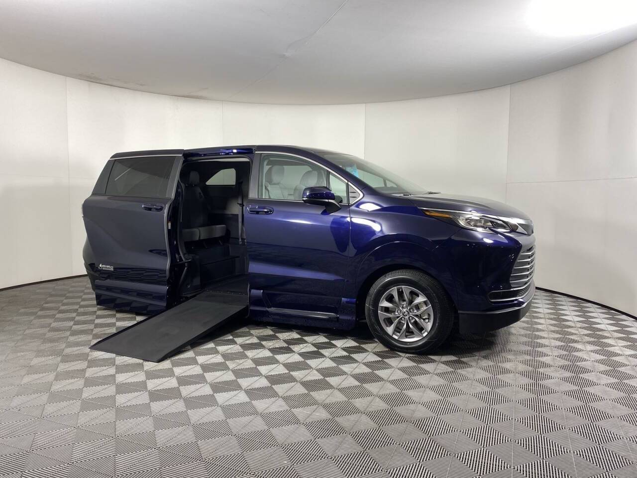 2023 Toyota Sienna LE — Minivan — 9,476 mi — Phoenix, AZ