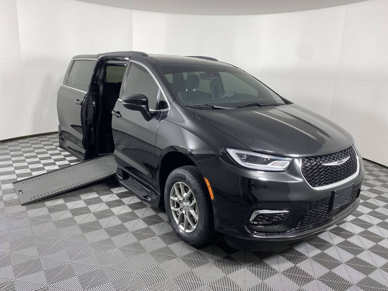 2022 Chrysler Pacifica Touring — Minivan — 15,818 mi — Phoenix, AZ