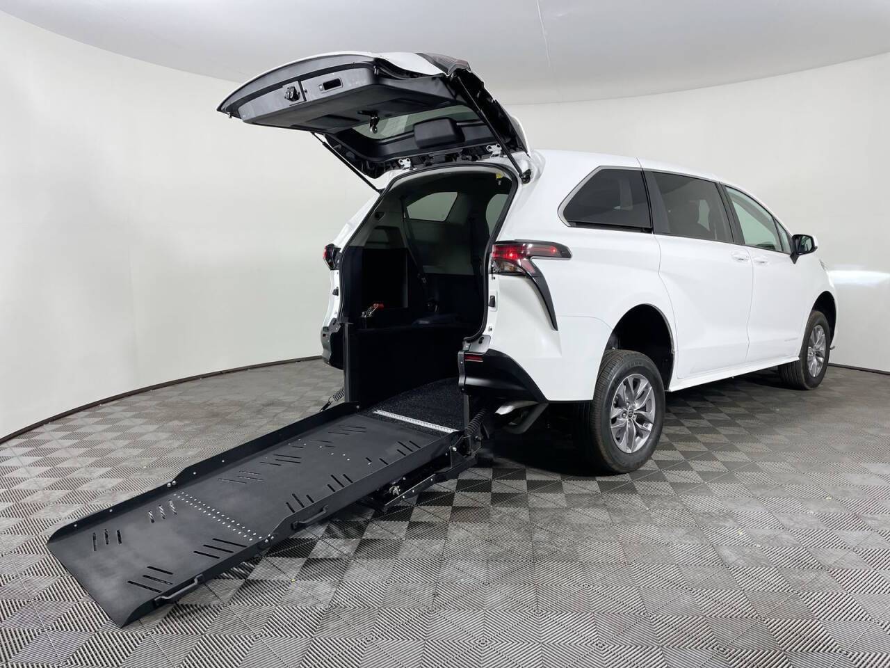 2023 Toyota Sienna LE — Minivan — 6,820 mi — Phoenix, AZ