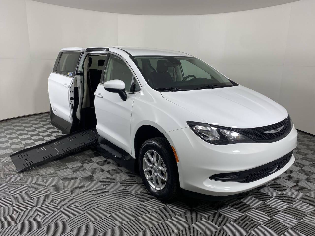 2023 Chrysler Voyager LX — Minivan — 31,384 mi — Phoenix, AZ