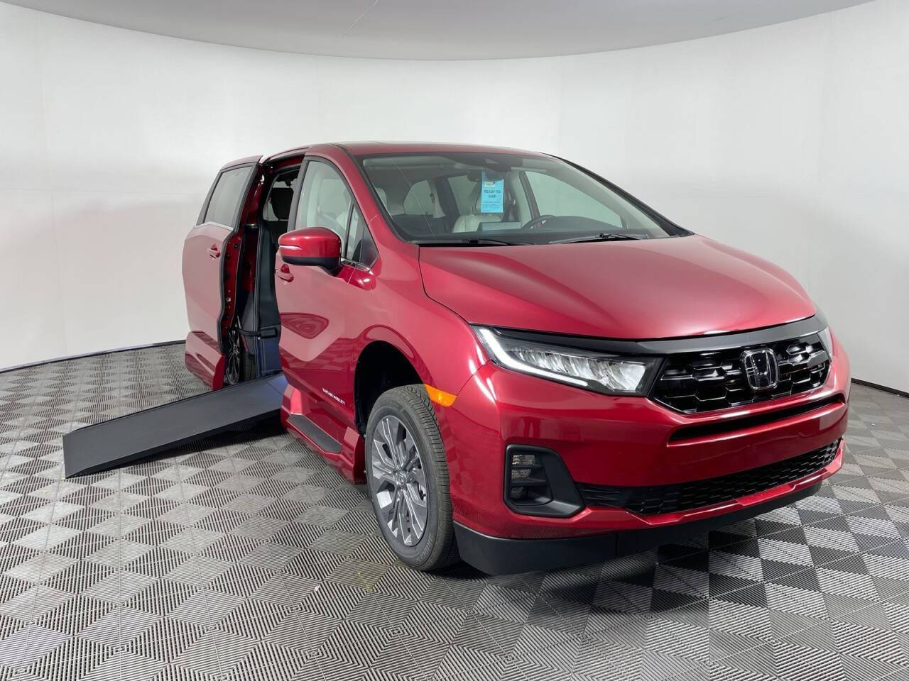 2025 Honda Odyssey Touring — Minivan — 10 mi — Phoenix, AZ