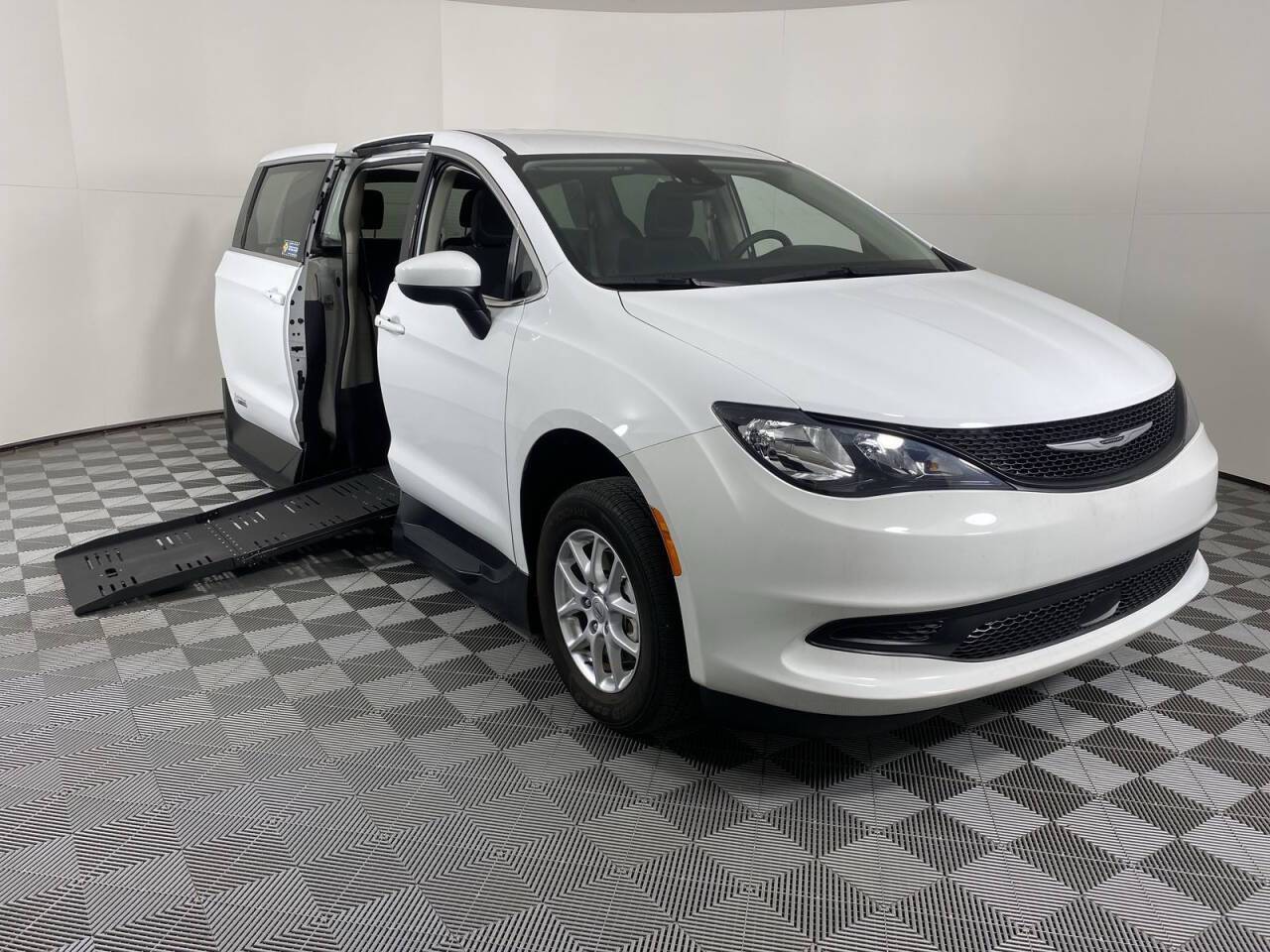 2023 Chrysler Voyager LX — Minivan — 5,011 mi — Phoenix, AZ