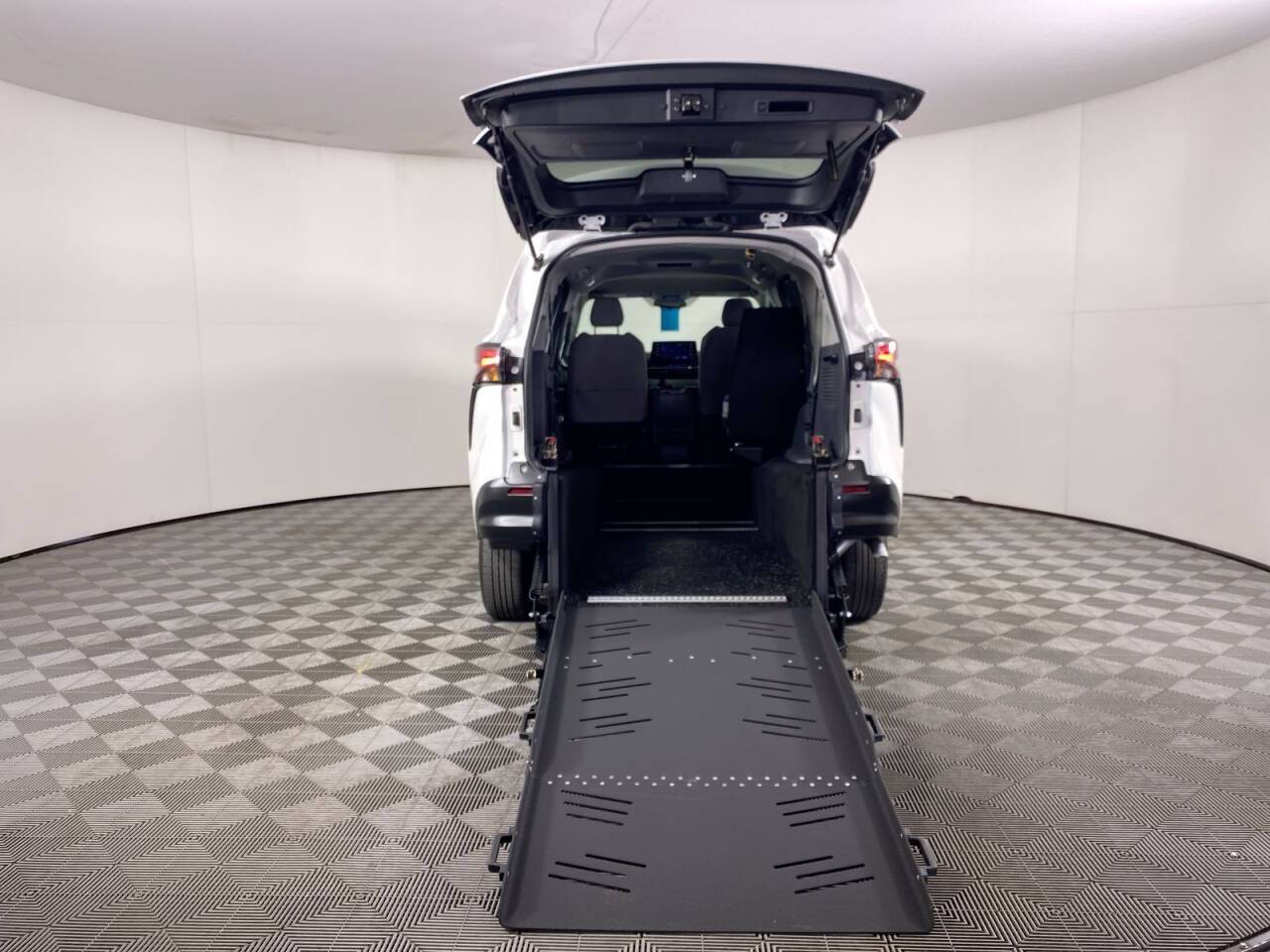 2023 Toyota Sienna LE — Minivan — 25,229 mi — Phoenix, AZ