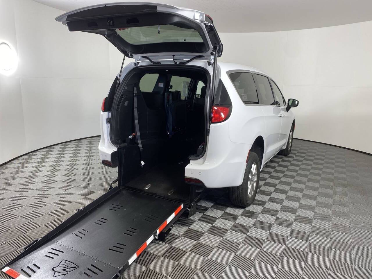 2025 Chrysler Voyager LX — Minivan — 420 mi — Phoenix, AZ