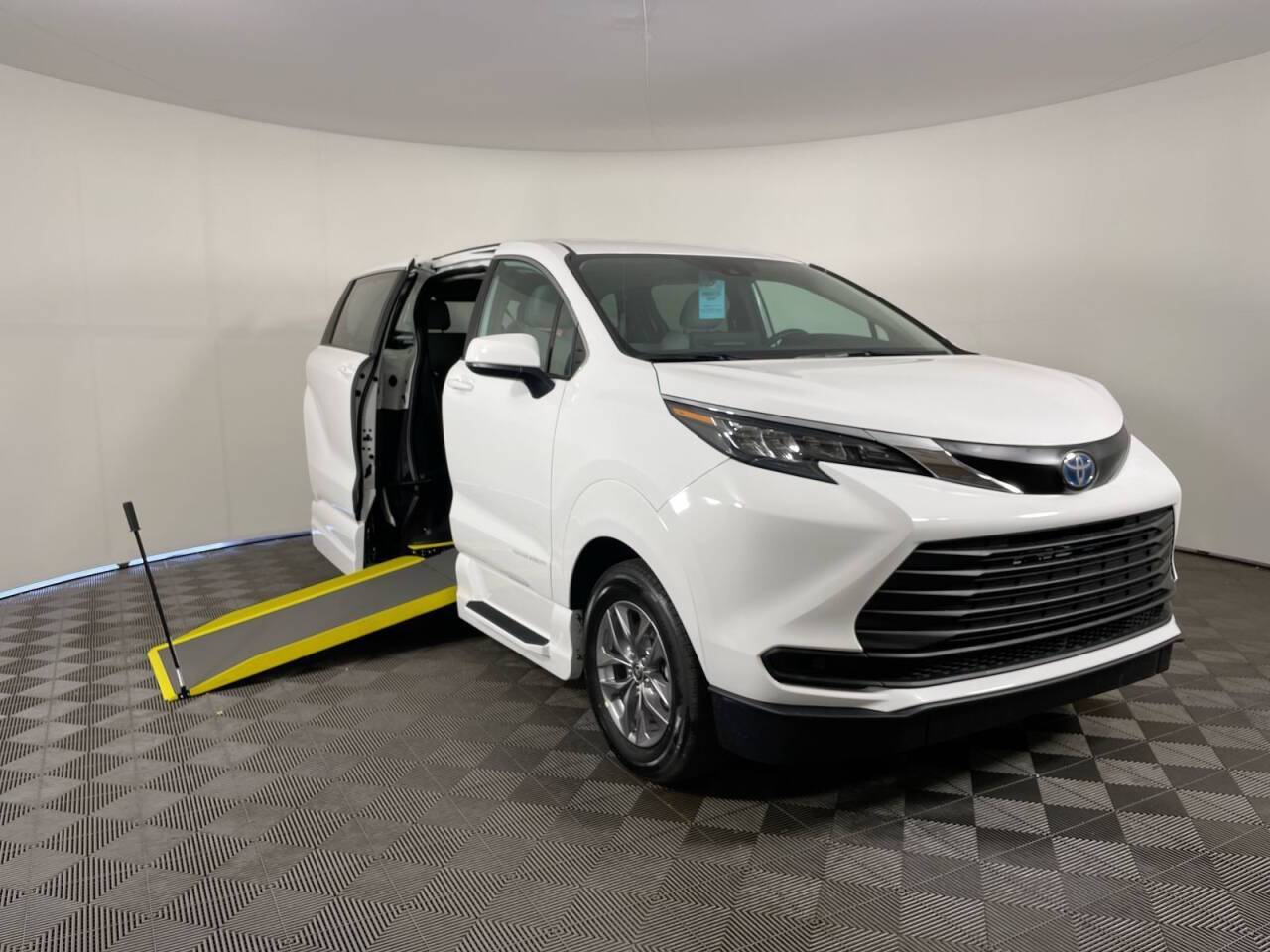 2025 Toyota Sienna LE — Minivan — 5 mi — Phoenix, AZ