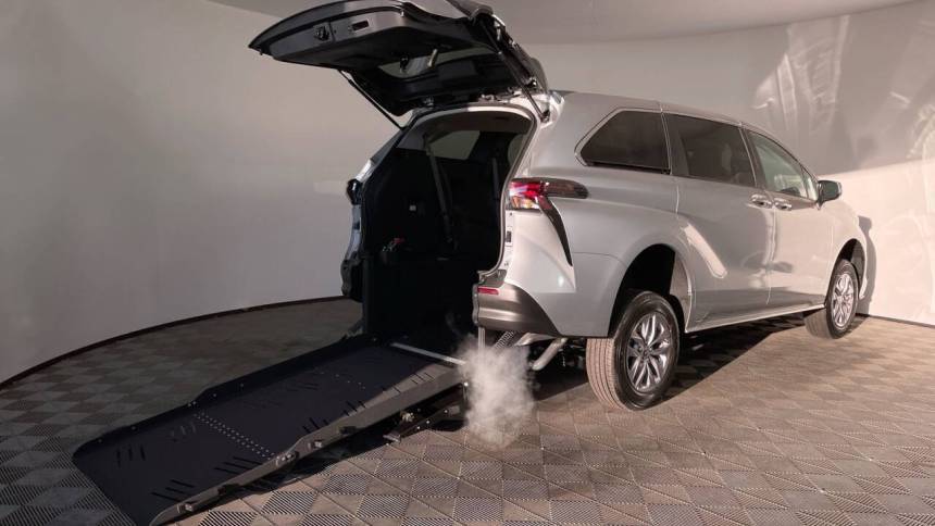 2025 Toyota Sienna LE — Minivan — 5 mi — Phoenix, AZ