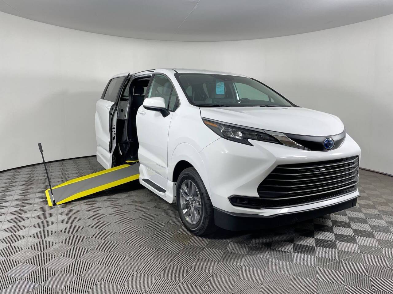 2025 Toyota Sienna LE — Minivan — 5 mi — Phoenix, AZ