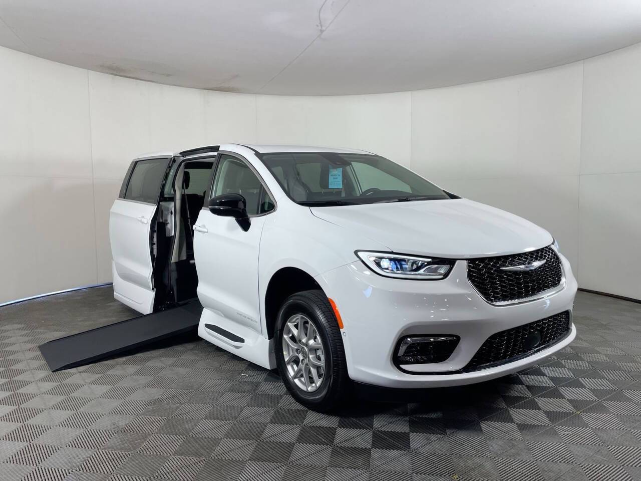 2024 Chrysler Pacifica Touring L — Minivan — 42 mi — Phoenix, AZ