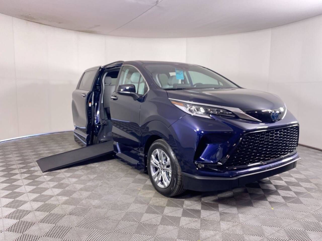 2023 Toyota Sienna XSE — Minivan — 8,926 mi — Phoenix, AZ