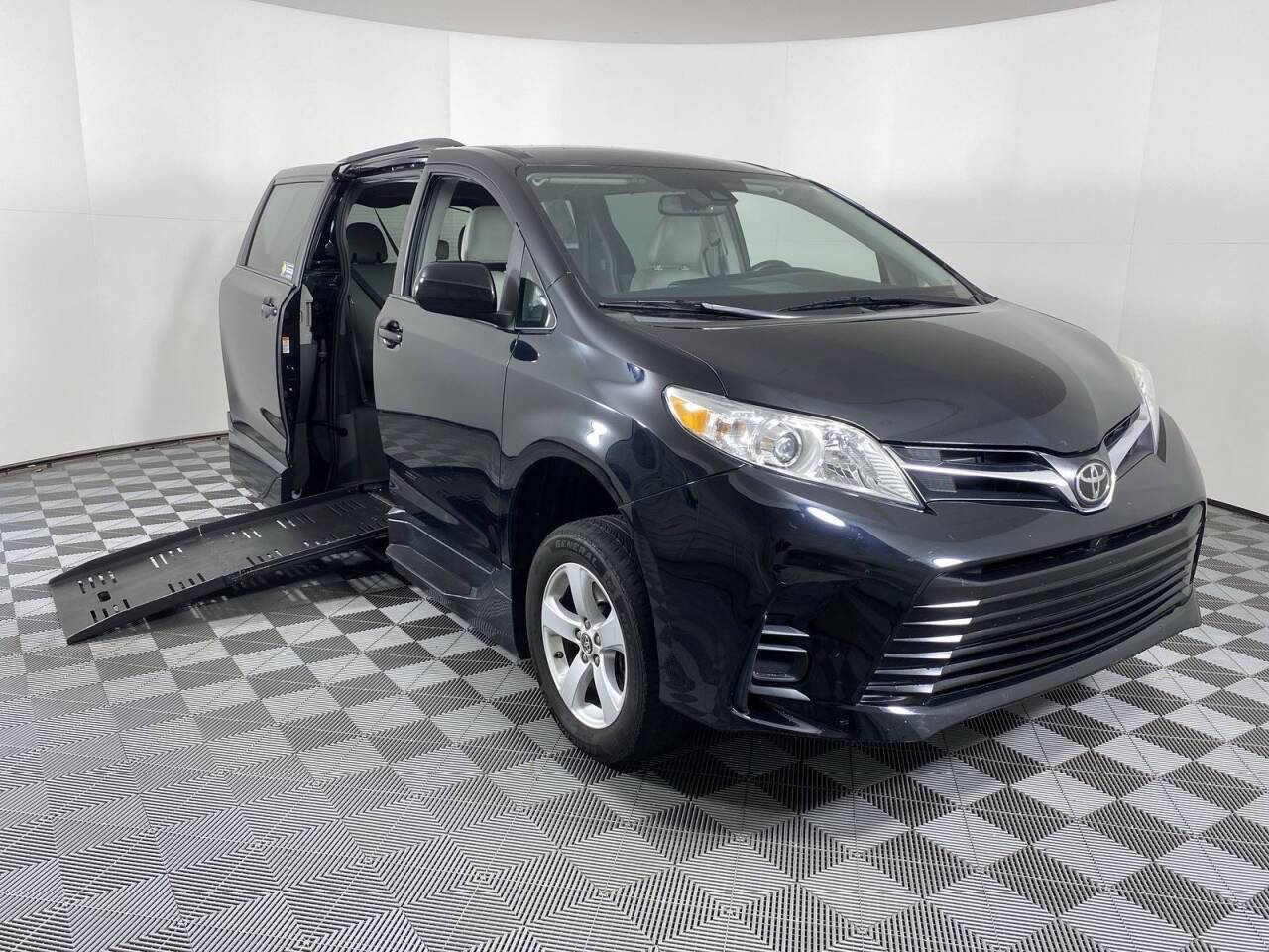 2018 Toyota Sienna LE — Minivan — 66,327 mi — Phoenix, AZ