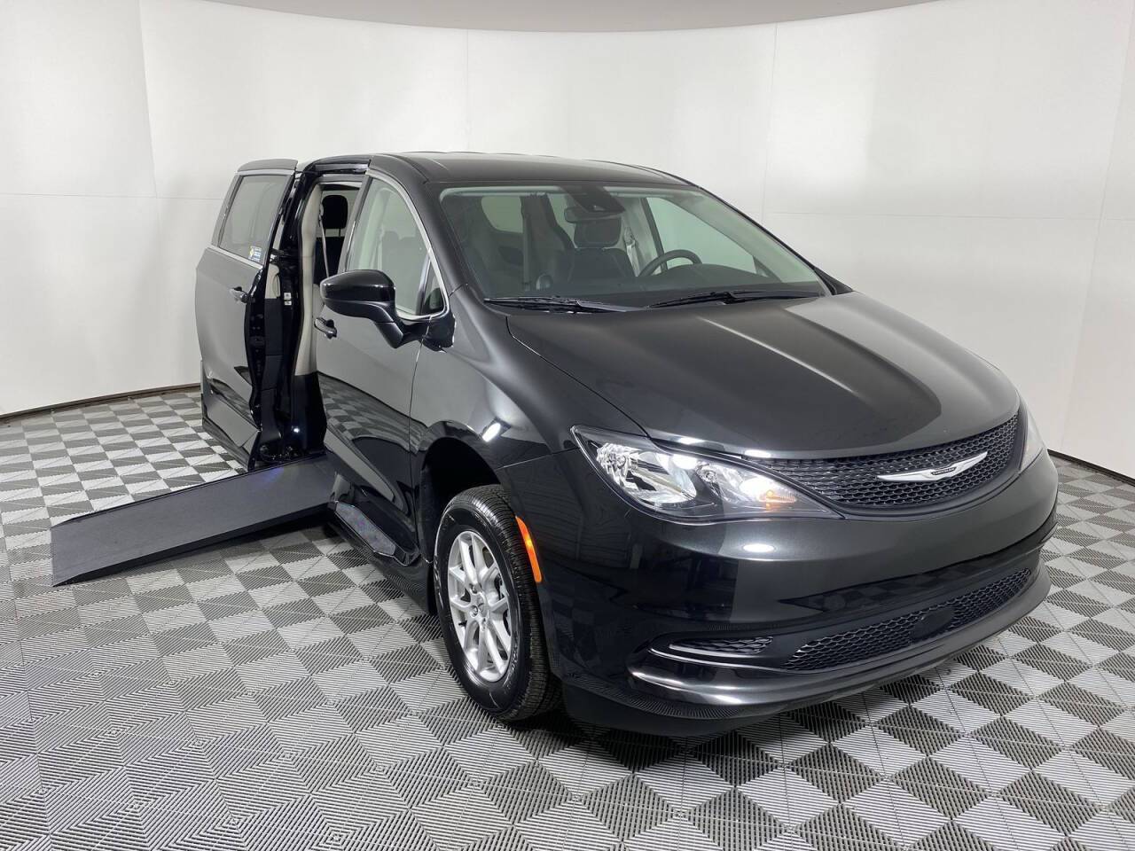 2022 Chrysler Voyager LX — Minivan — 2,816 mi — Phoenix, AZ