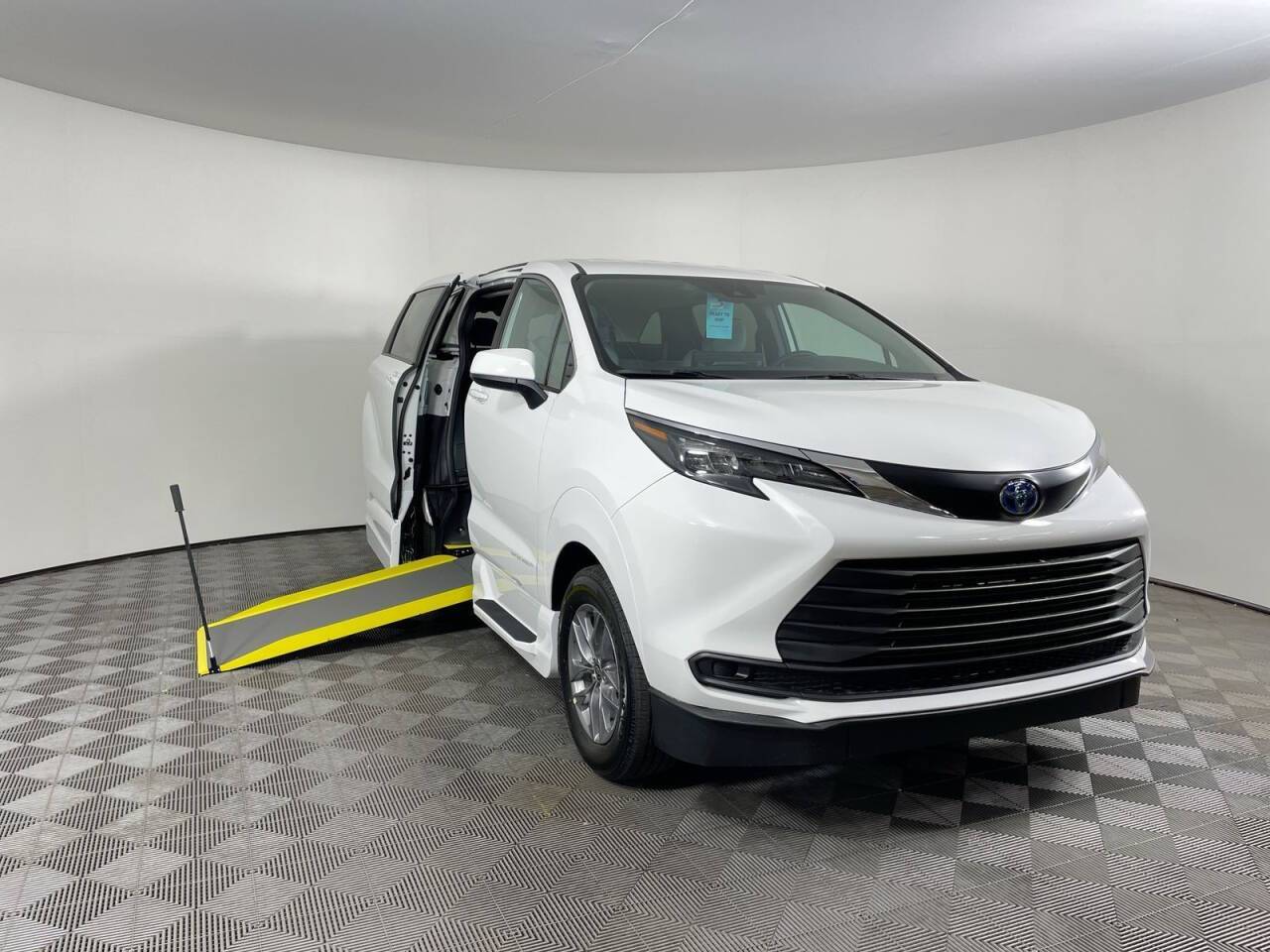2025 Toyota Sienna LE — Minivan — 5 mi — Phoenix, AZ