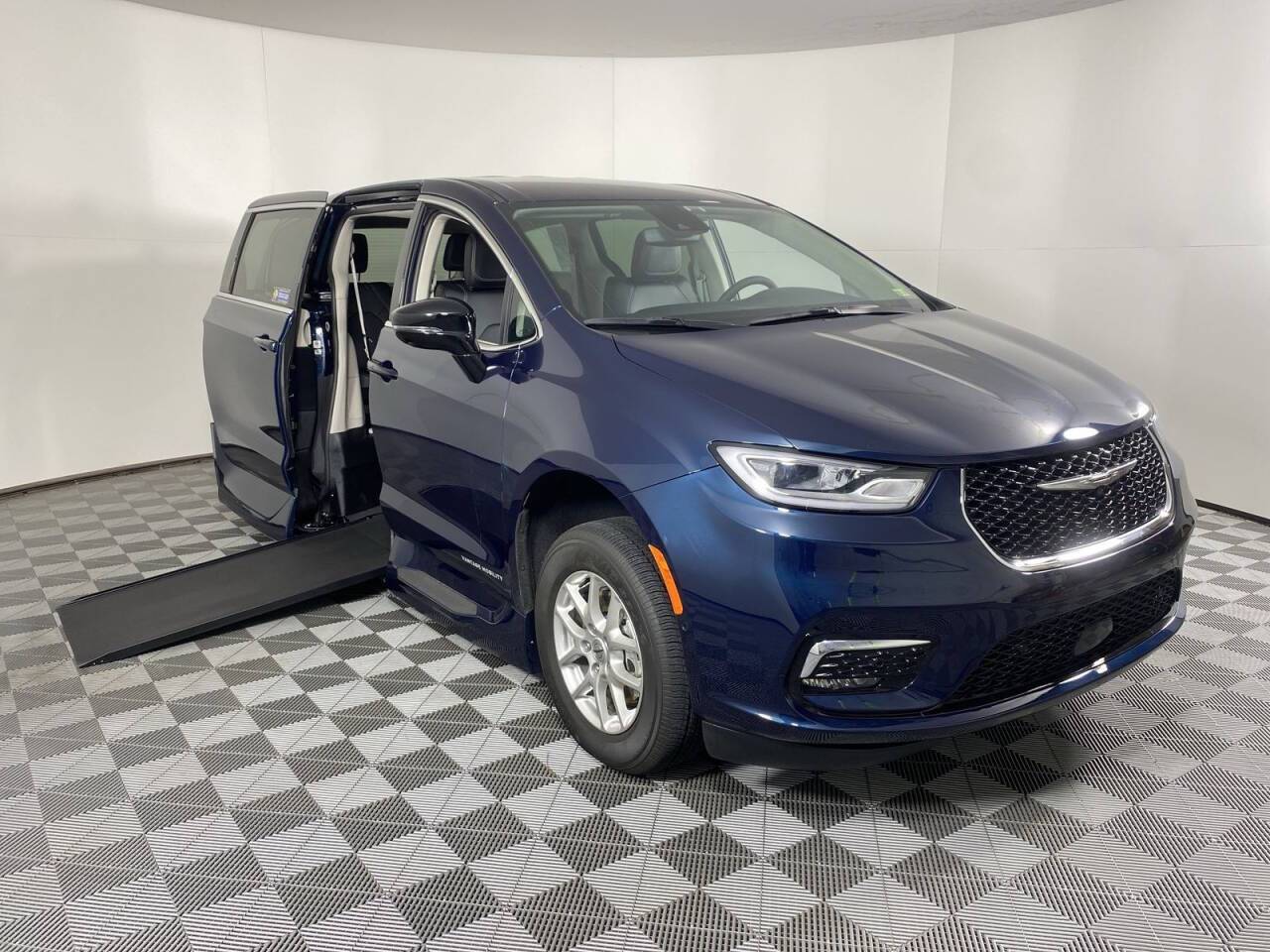 2024 Chrysler Pacifica Touring L — Minivan — 966 mi — Phoenix, AZ