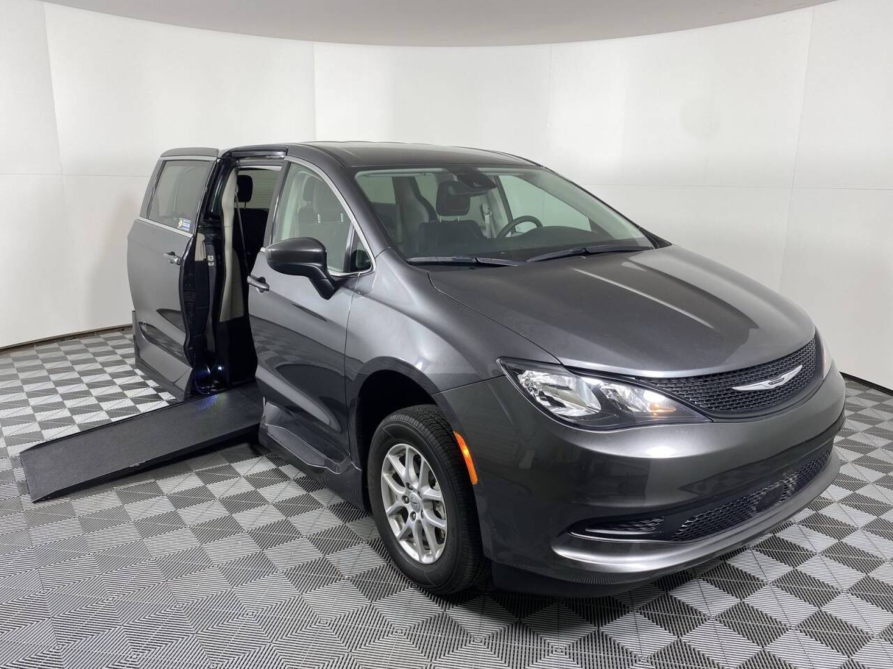 2022 Chrysler Voyager LX — Minivan — 10,487 mi — Phoenix, AZ
