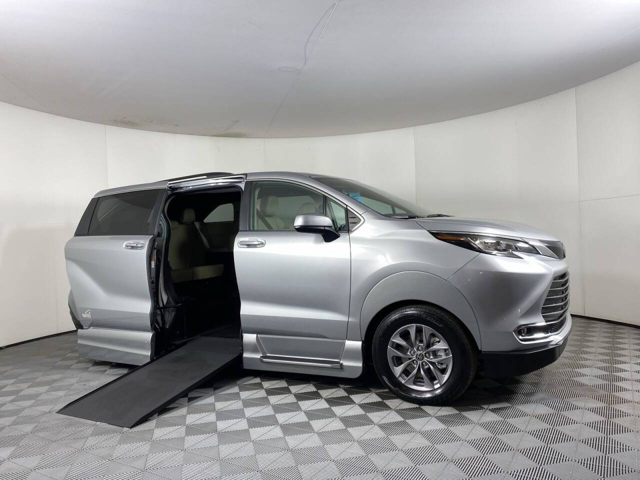 2022 Toyota Sienna XLE — Minivan — 10,138 mi — Phoenix, AZ