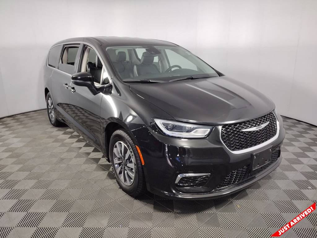 2023 Chrysler Pacifica Hybrid Touring L — Minivan — 64,109 mi — Cornelius, NC