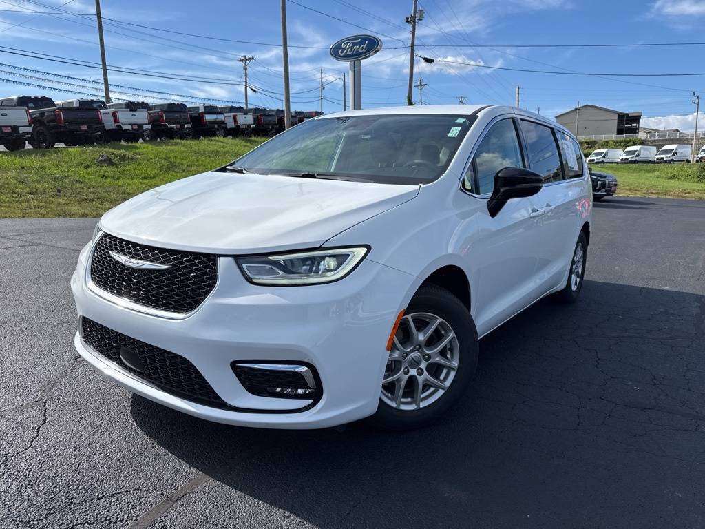 2024 Chrysler Pacifica Touring L — Minivan — 24,955 mi — Branson, MO