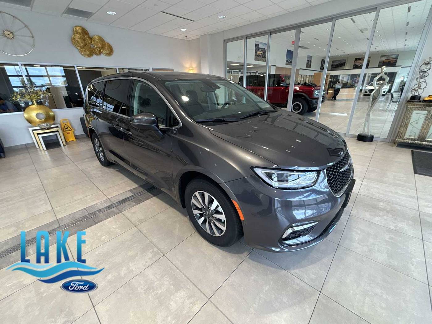 2023 Chrysler Pacifica Hybrid Touring L — Minivan — 14,950 mi — Milwaukee, WI