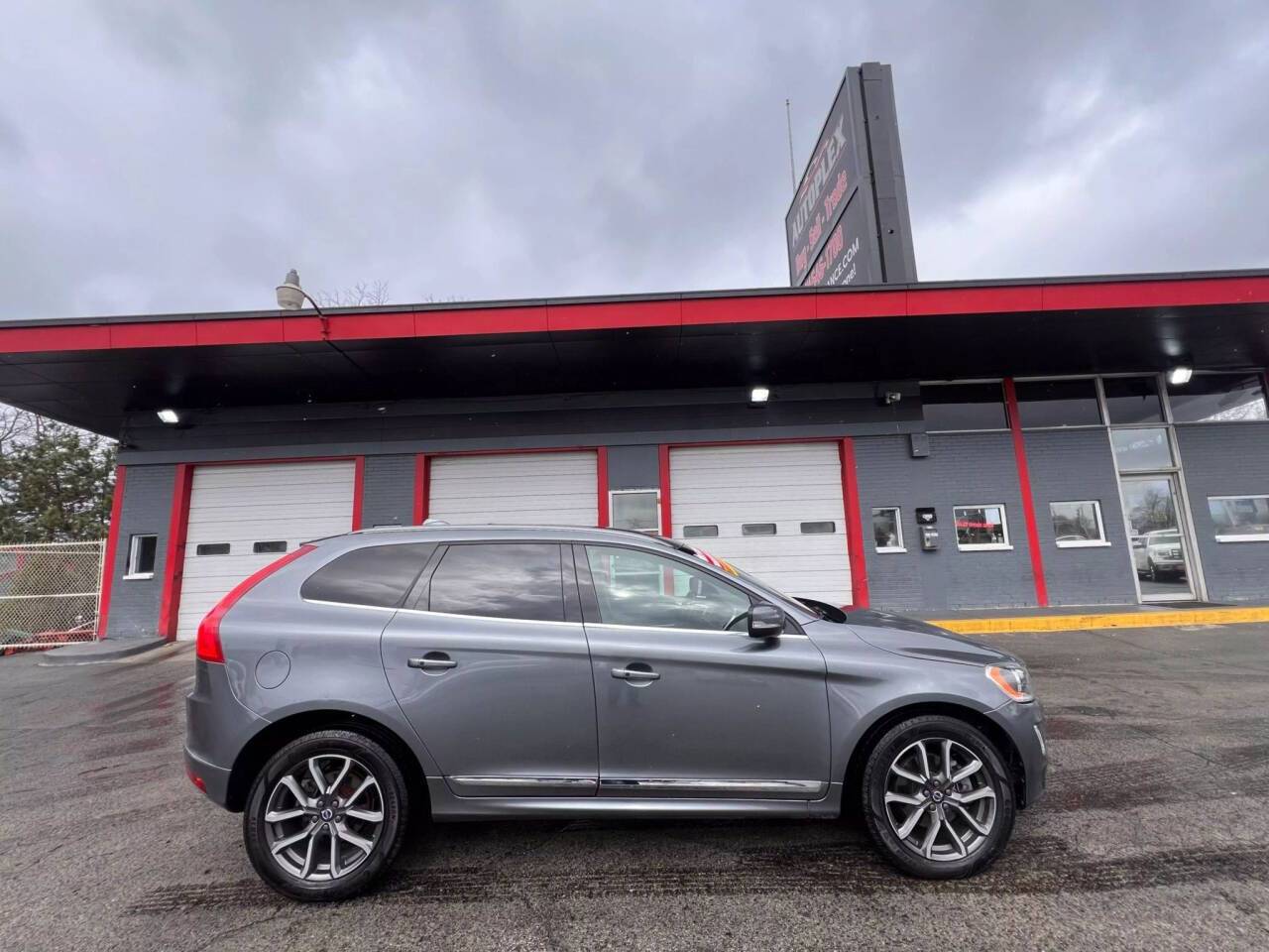 2016 Volvo XC60 T5 Premier — SUV — 136,369 mi — Milwaukee, WI