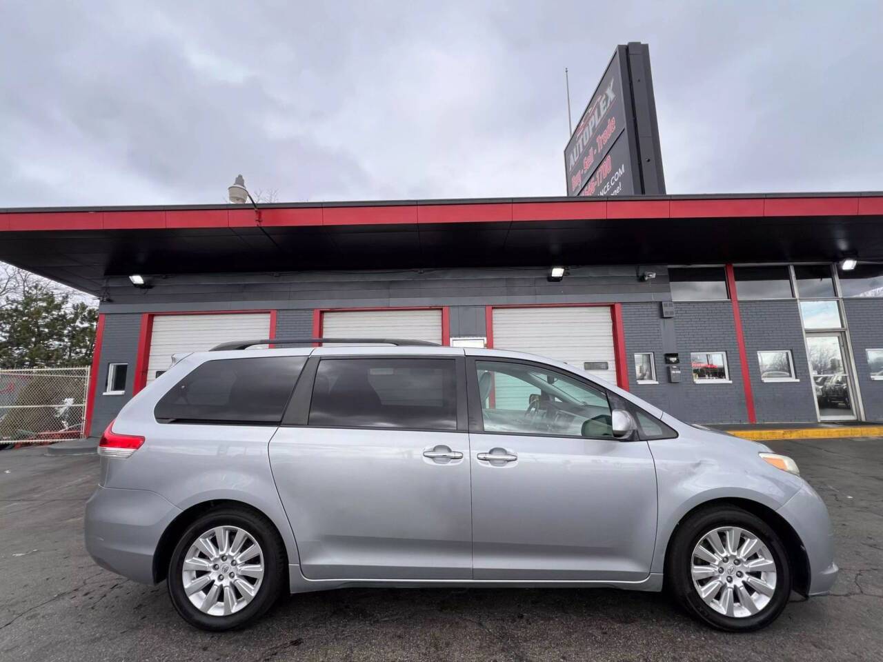 2011 Toyota Sienna XLE — Minivan — 130,559 mi — Milwaukee, WI