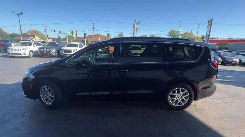 2022 Chrysler Pacifica Touring L — Minivan — 72,781 mi — Milwaukee, WI