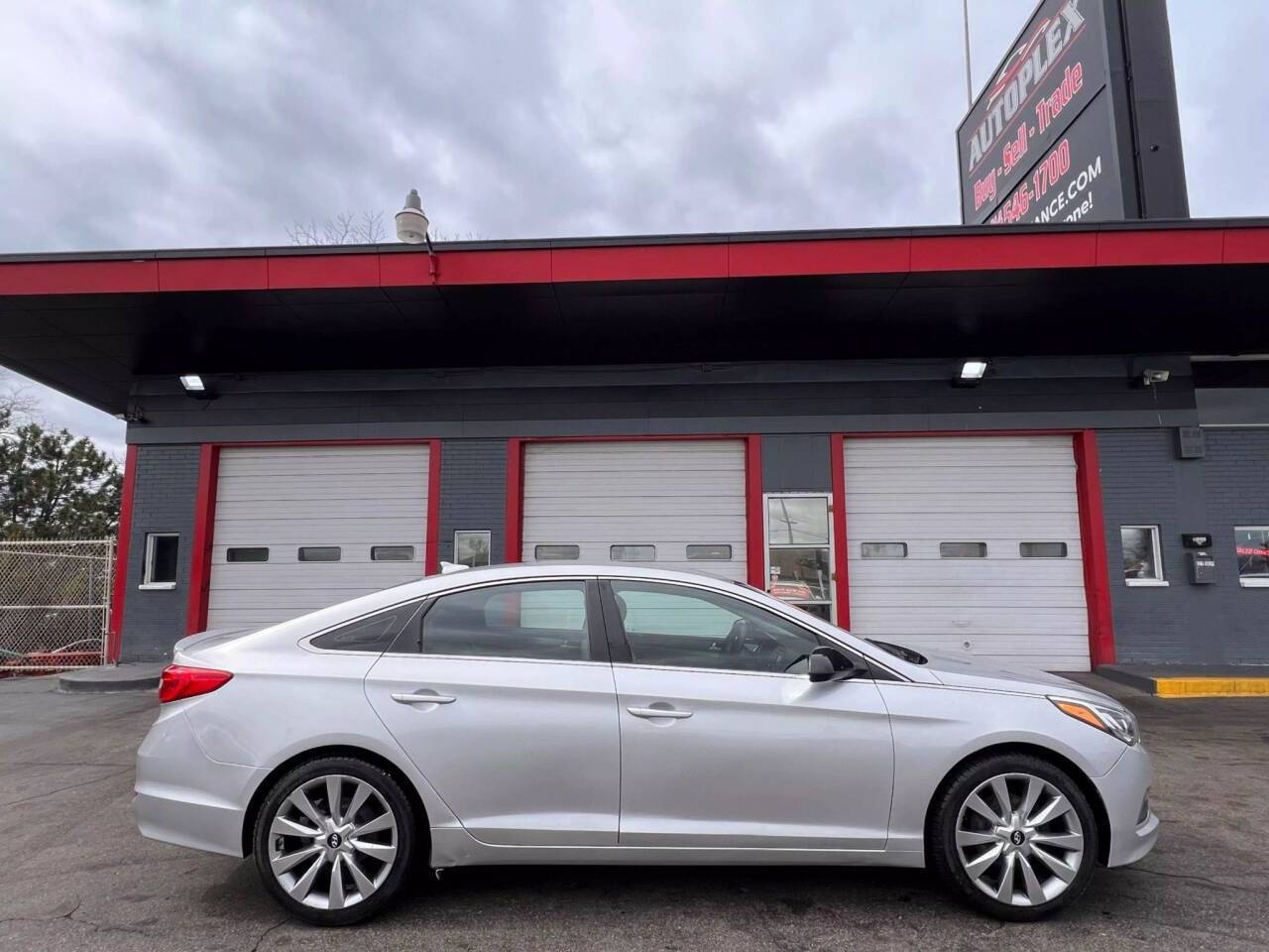 2015 Hyundai Sonata SE — Sedan — 136,883 mi — Milwaukee, WI