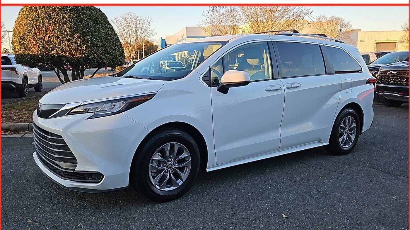 2022 Toyota Sienna LE — Minivan — 71,171 mi — Winston Salem, NC