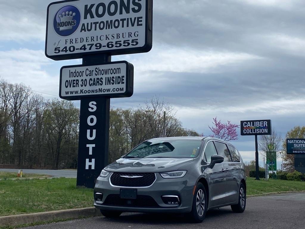 2022 Chrysler Pacifica Hybrid Touring L — Minivan — 79,369 mi — Fredericksburg, VA