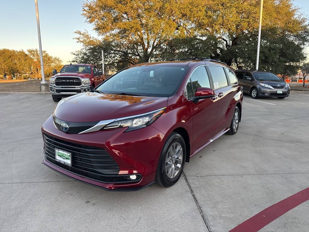 2025 Toyota Sienna XLE — Minivan — 2,435 mi — Bastrop, TX