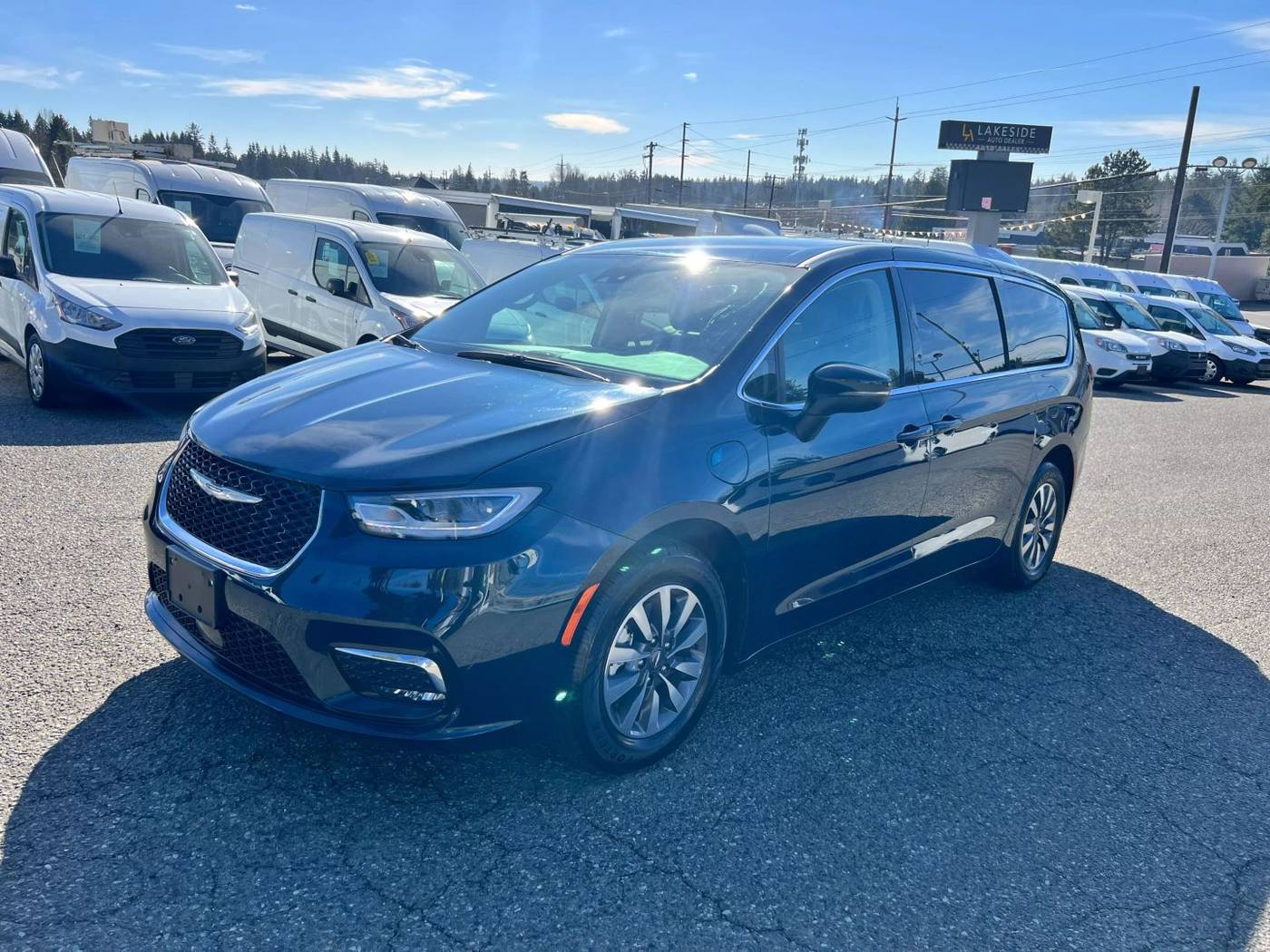 2023 Chrysler Pacifica Hybrid Touring L — Minivan — 33,405 mi — Lynnwood, WA