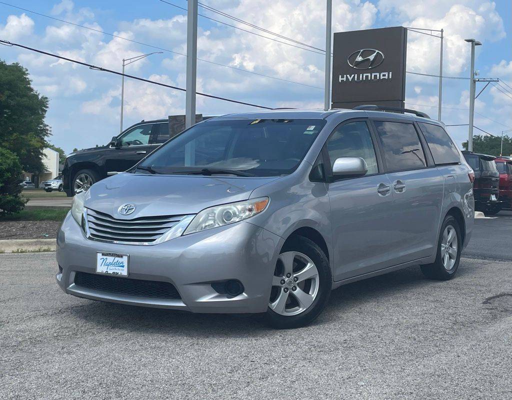 2015 Toyota Sienna LE — Minivan — 178,825 mi — Aurora, IL