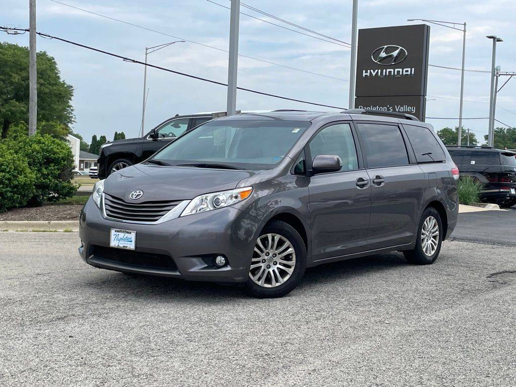 2014 Toyota Sienna L — Minivan — 106,899 mi — Aurora, IL
