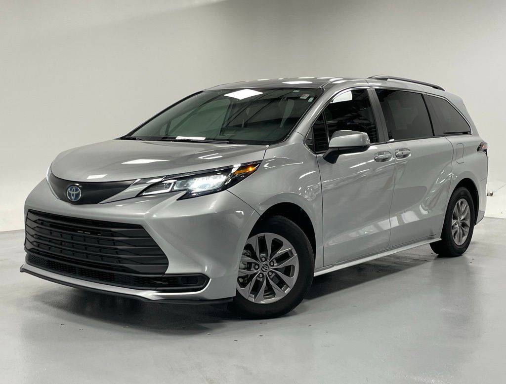 2023 Toyota Sienna LE — Minivan — 42,329 mi — Aurora, IL