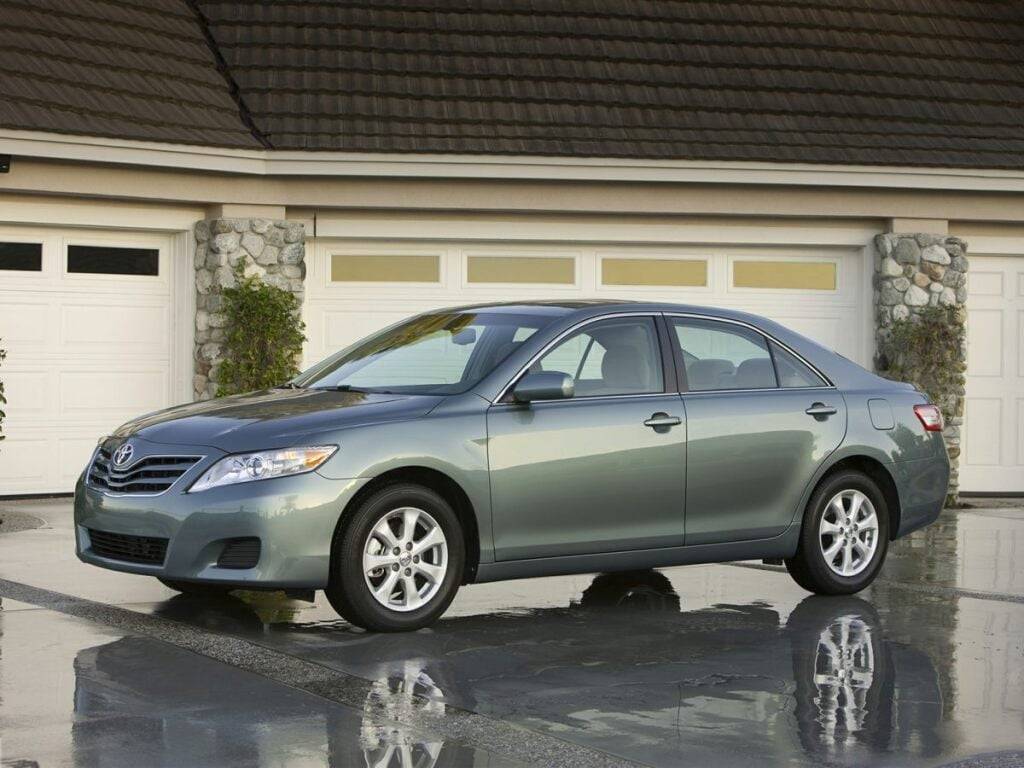 2010 Toyota Camry LE — Sedan — 144,144 mi — Naperville, IL