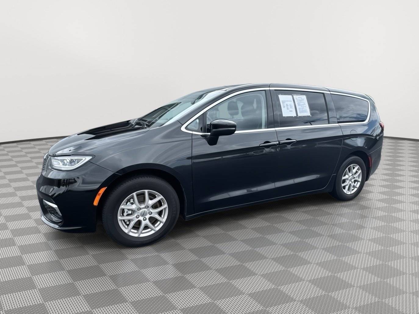 2023 Chrysler Pacifica Touring L — Minivan — 46,992 mi — Joplin, MO