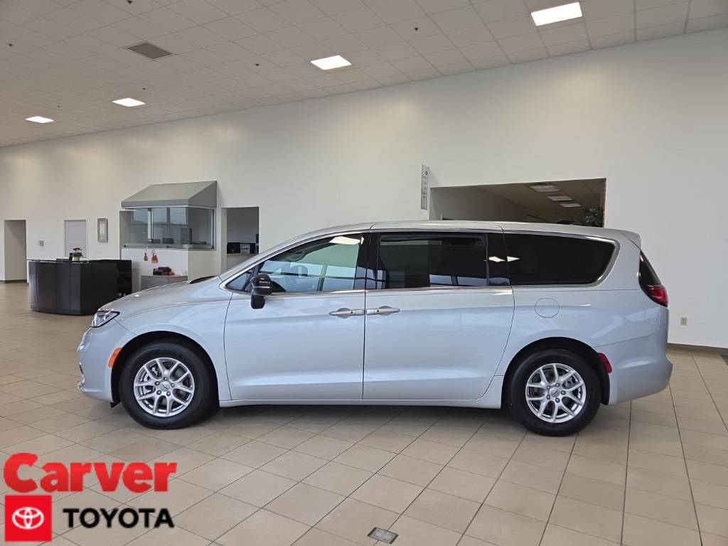 2024 Chrysler Pacifica Touring L — Minivan — 21,962 mi — Taylorsville, IN