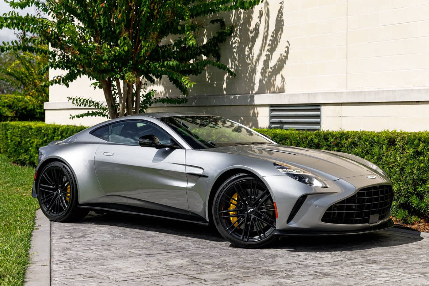 ASTON MARTIN カタログ アストンマーティン DB11 カタログ PDF|オプション一覧 | 輸入車