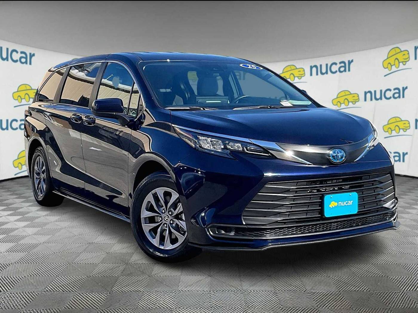 2025 Toyota Sienna LE — Minivan — 3,834 mi — Norwood, MA