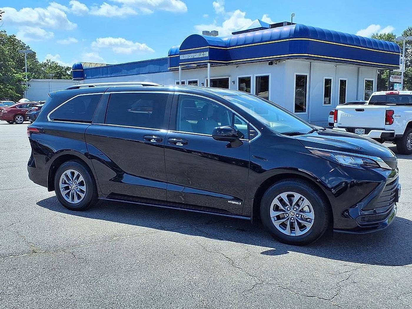2021 Toyota Sienna LE — Minivan — 32,451 mi — Waldorf, MD