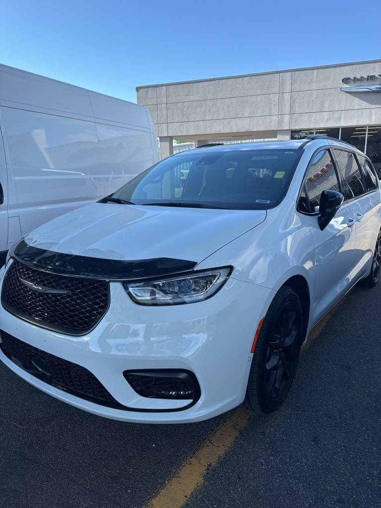 2023 Chrysler Pacifica Limited — Minivan — 31,797 mi — Longmont, CO